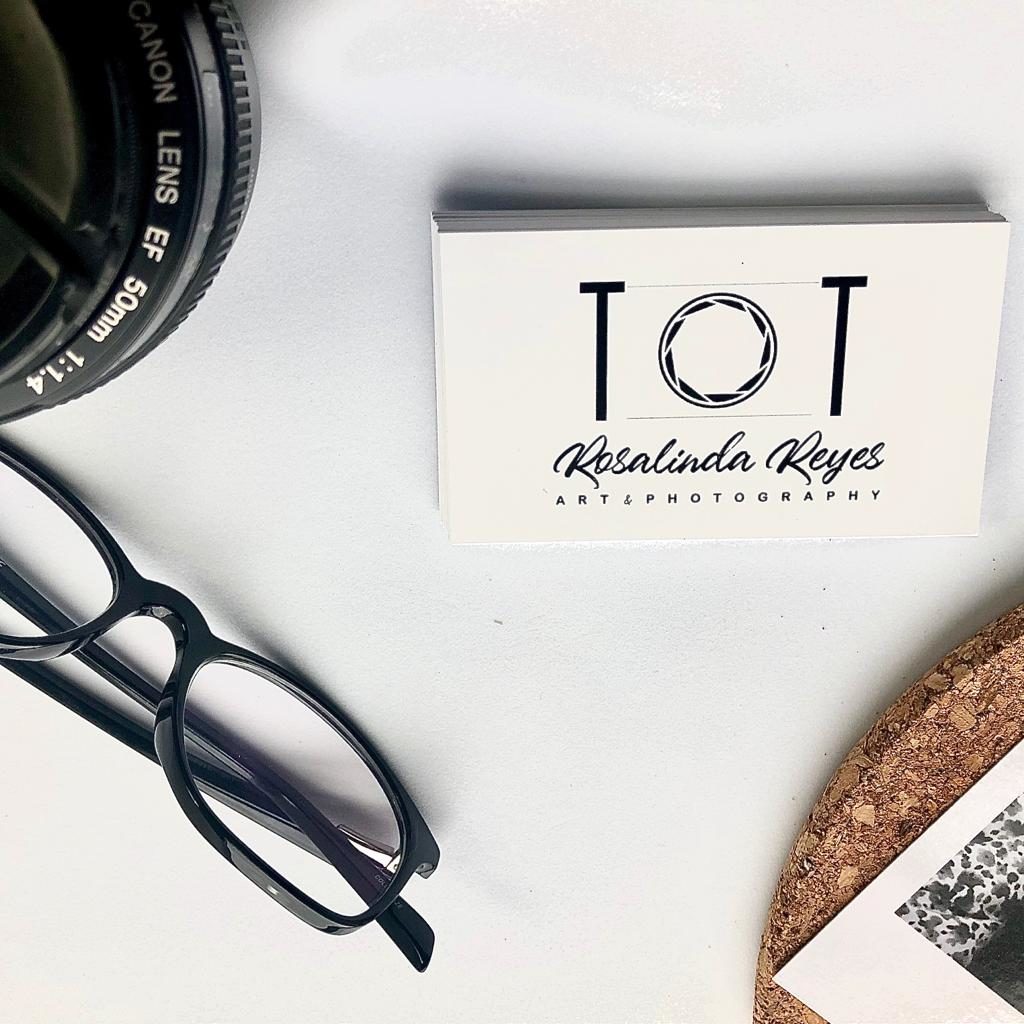 Mesa ordenada con materiales que te indican cómo hacer una fotografia para tu marca