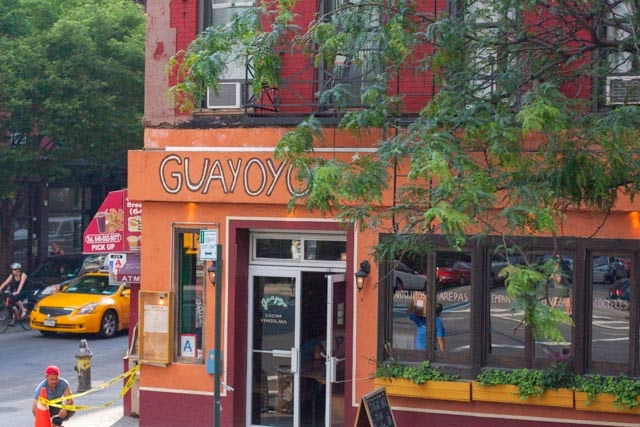 Imagen de un local de comida con el nombre de Guayoyo, nombre que los venezolanos utilizamos para el café negro bastante claro, en una esquina muy colorida  